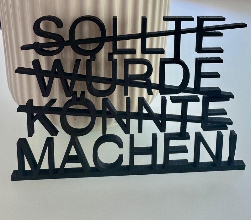 Schriftzug Schriftzug "SOLLTE, WÜRDE, KÖNNTE, MACHEN"