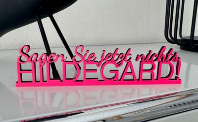 Schriftzug Schriftzug "Sagen Sie jetzt nichts Hildegard"