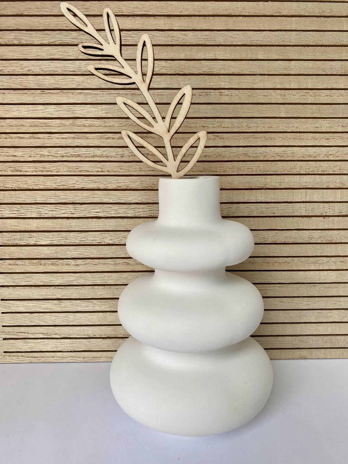 Ringelvase mit Holzblume