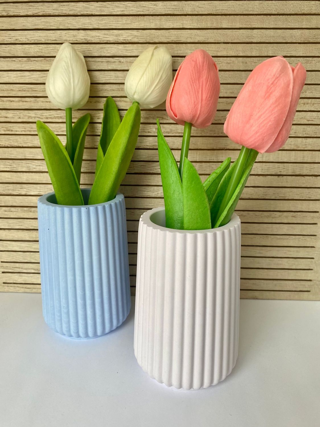 Bunte Riffelvase mit künstlichen Tulpen