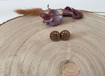 Holzohrstecker mit Mandala-Sternenmotiv Holzohrstecker mit Mandala-Sternenmotiv