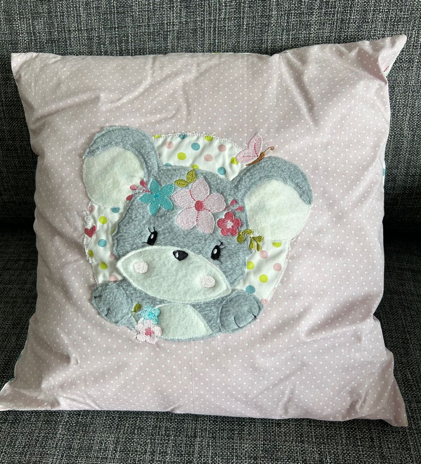 Kissen in rosa mit einem Mäuschen