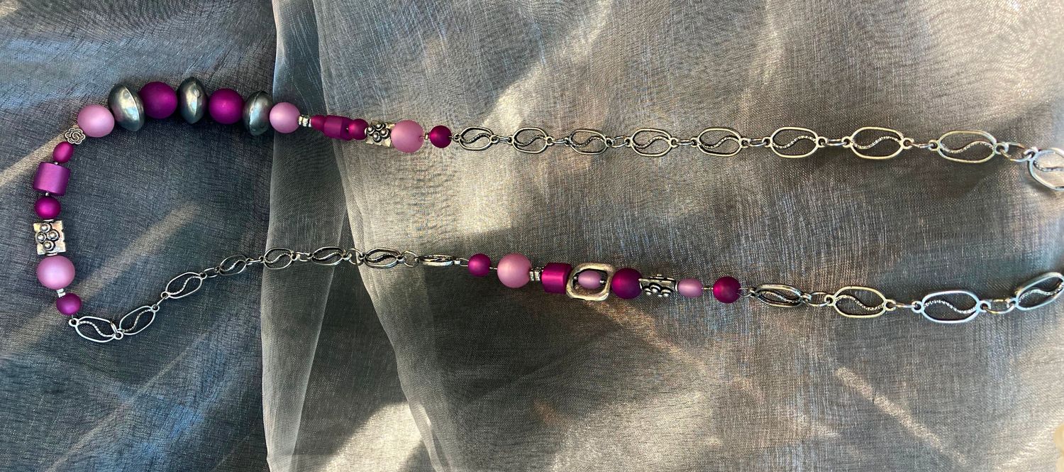 Halskette lila mit Metallgliedern