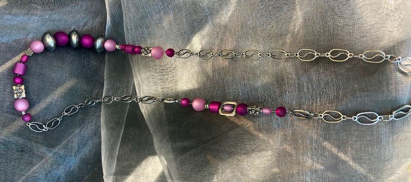 Halskette lila mit Metallgliedern Halskette lila mit Metallgliedern
