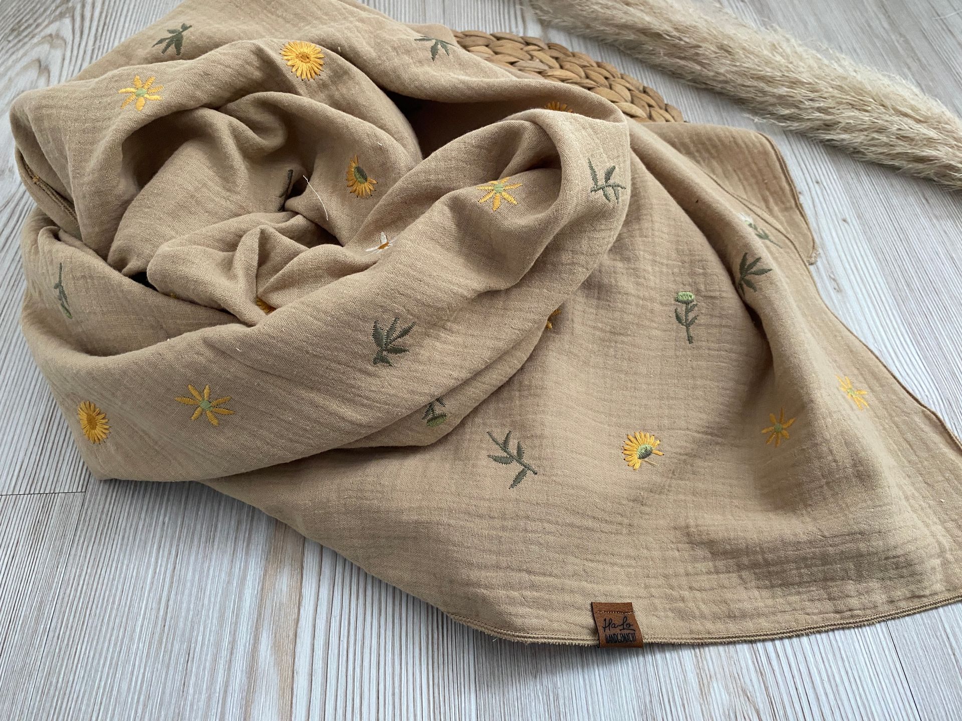 Musselin Schal xxl mit bestickten Blumen