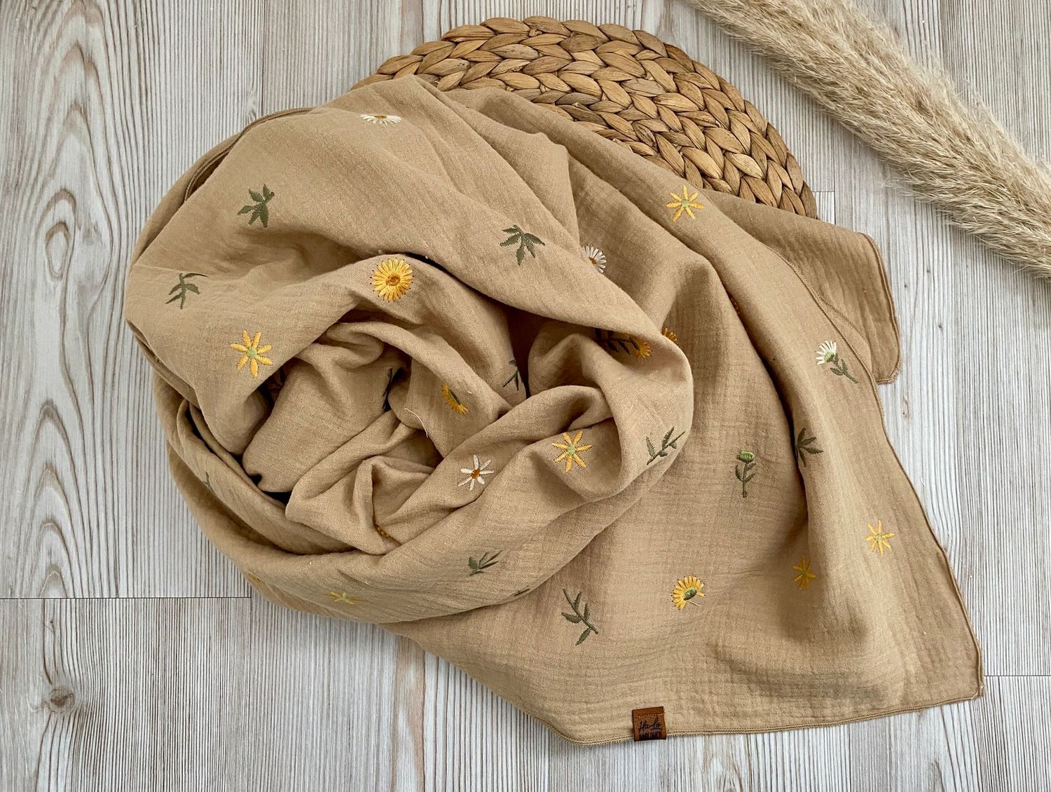 Musselin Schal xxl mit bestickten Blumen