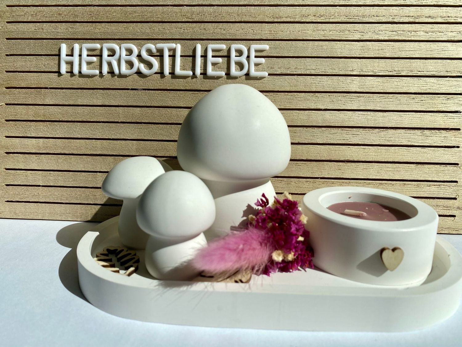 Herbsttablett mit Kürbissen oder Pilzen