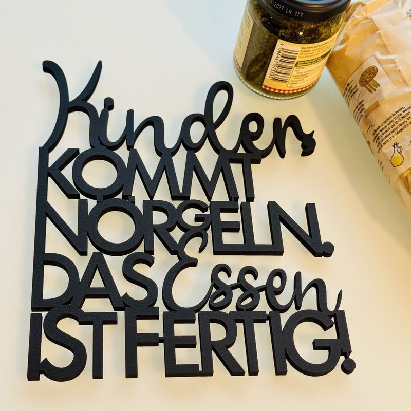 Schriftzug Schriftzug "Kinder, kommt nörgeln..."