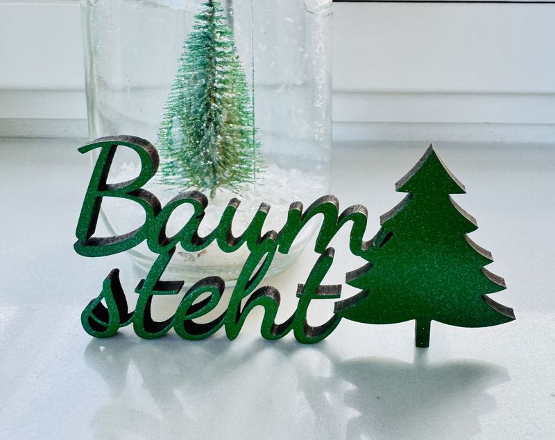 Schriftzug  Schriftzug "Baum steht"