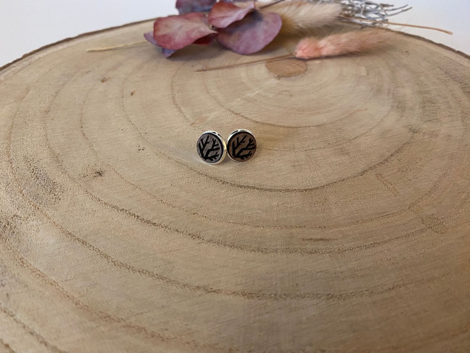 Silbergefasste Holzohrstecker mit Astmotiv