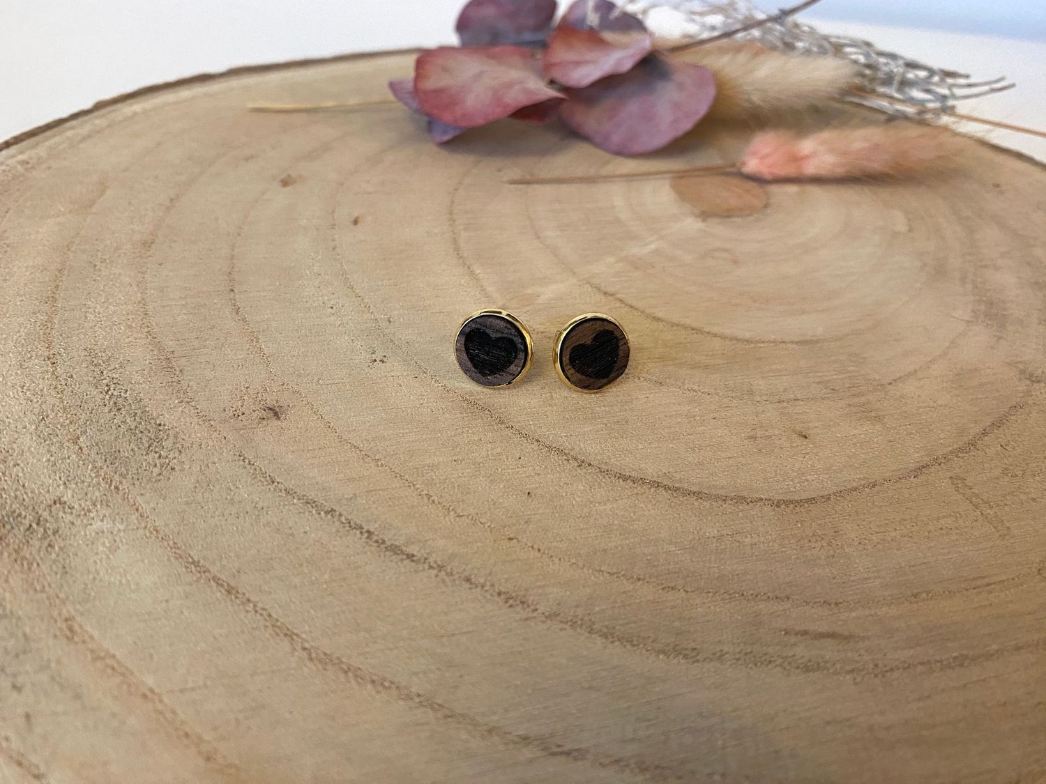 goldgefasste Holzohrstecker mit Herz goldgefasste Holzohrstecker mit Herz