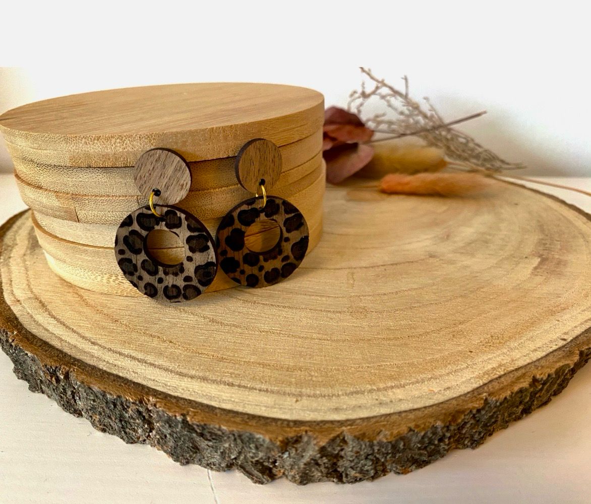 Holzohrhänger im Leolook