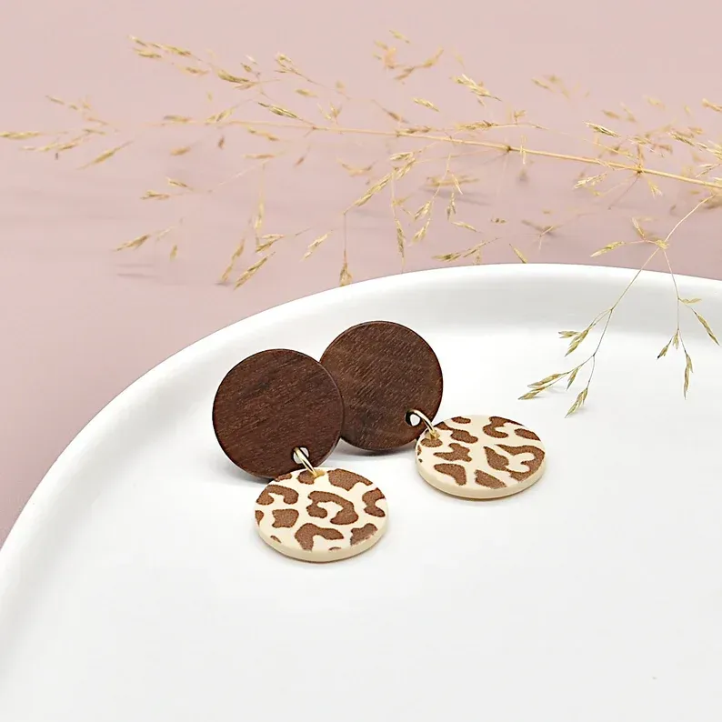 Ohrringe "Zuri" mit Holzstecker, Leoparden-Muster, 18K vergoldet