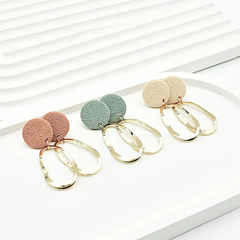 Ohrringe "Lilou" mit Oval-Anhänger, 3 Farbversionen (Nude, Sand, Retro-Grün), 18K vergoldet