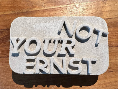 Betonschild mit verschiedenen Sprüchen