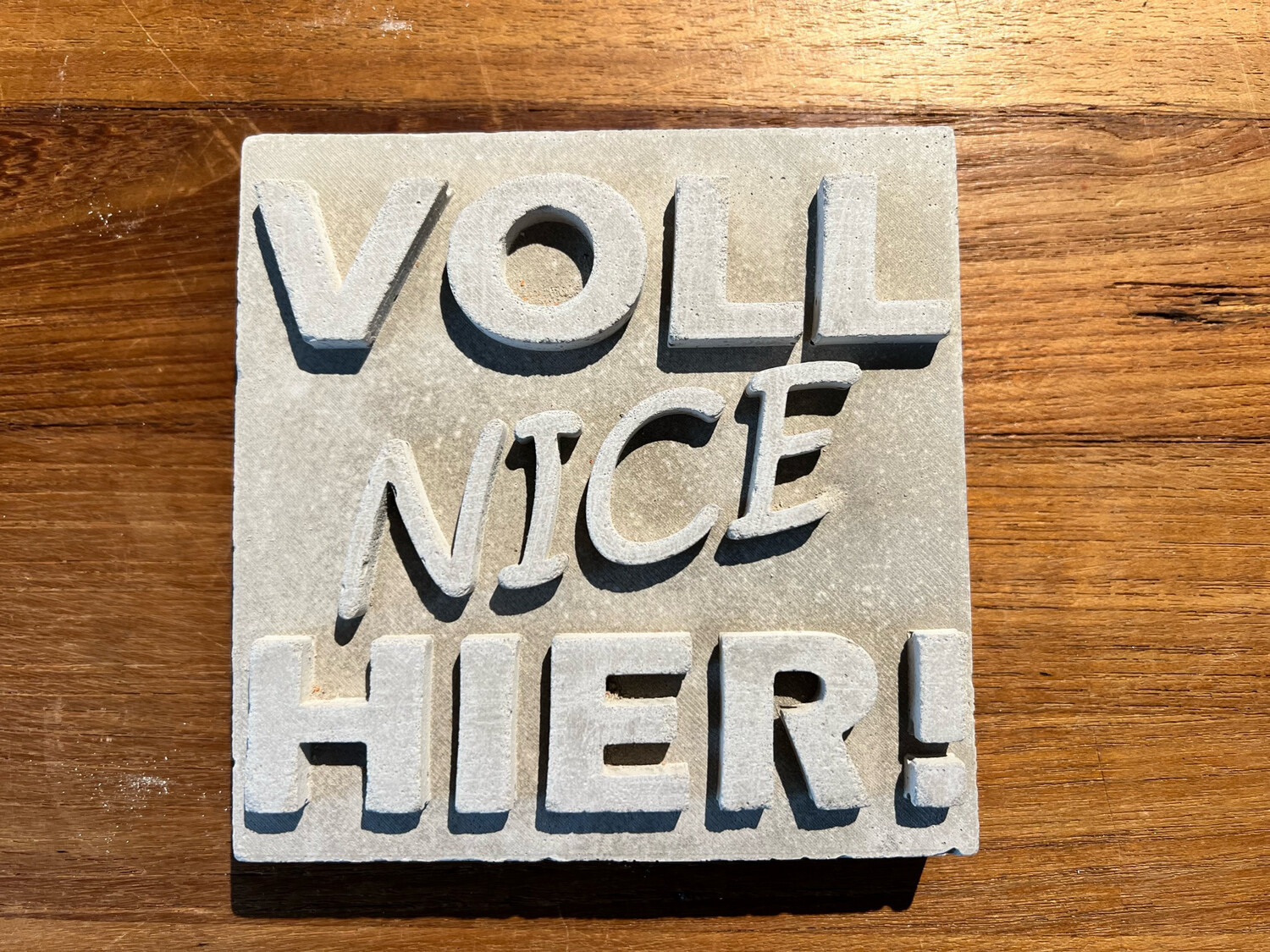 Betonschild mit verschiedenen Sprüchen, Textauswahl: voll nice hier