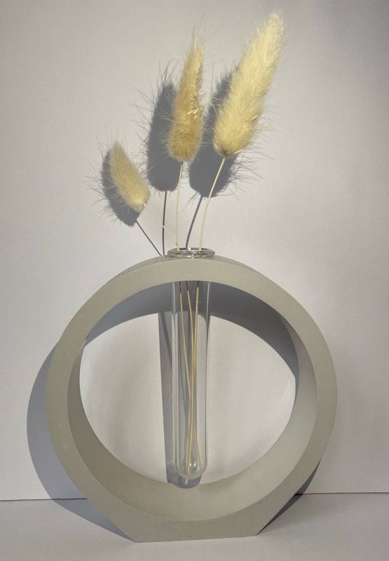 Graue/Weiße Vase mit Reagenzglas