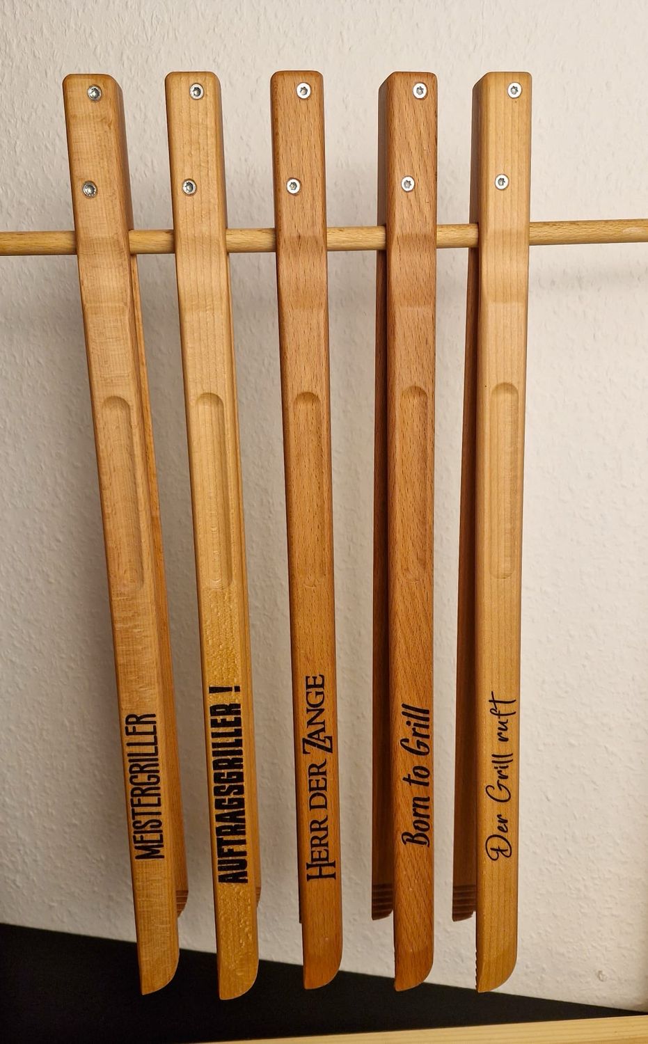 Grillzange mit Gravur - Allwetter Griller / Meistergriller / Grillsaison ist immer Grillzange mit Gravur - Allwetter Griller / Meistergriller / Grillsaison ist immer