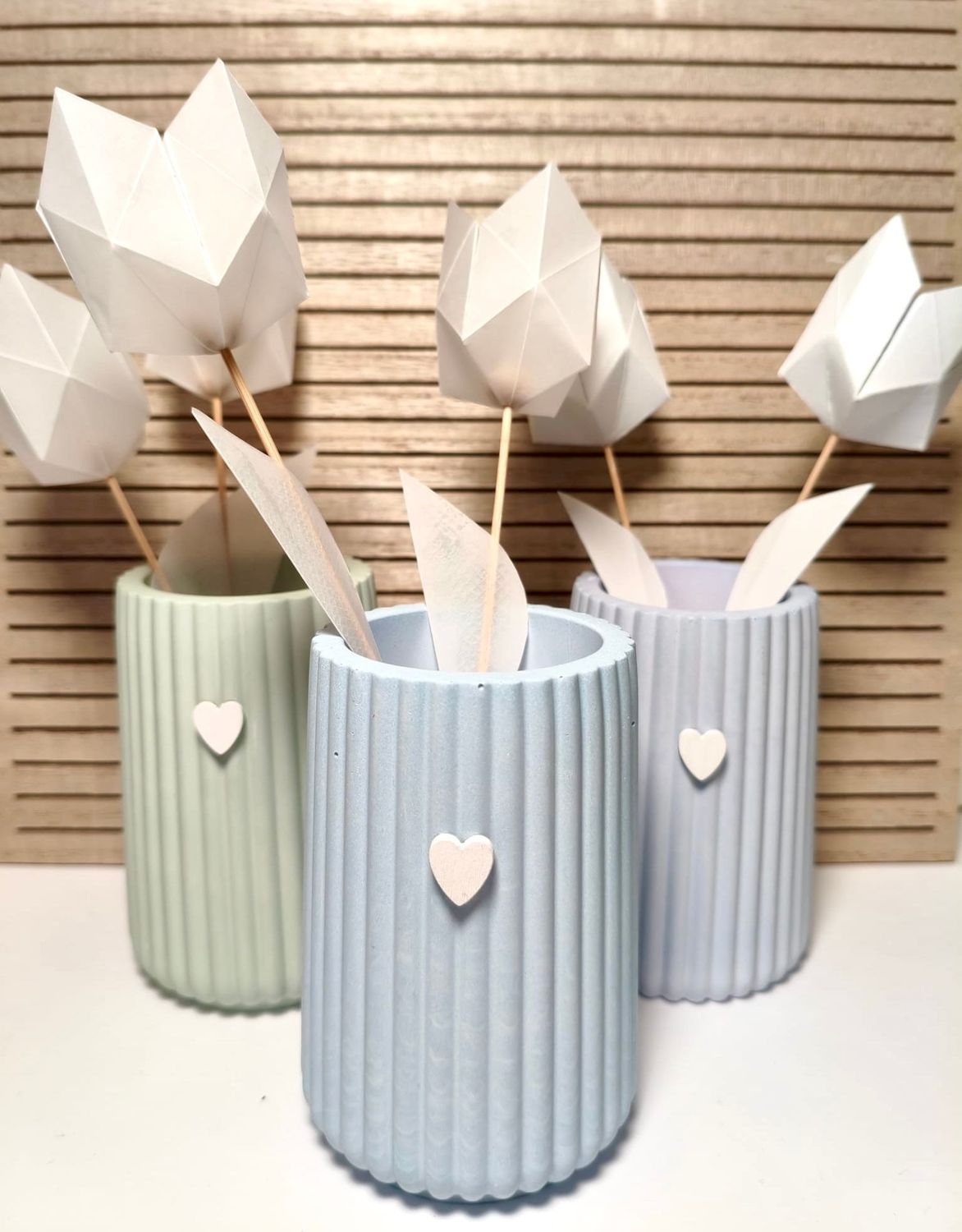 Bunte Riffelvase mit künstlichen Tulpen