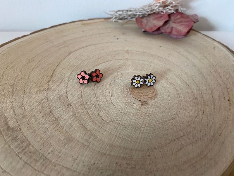 handbemalte Holzohrstecker Blume