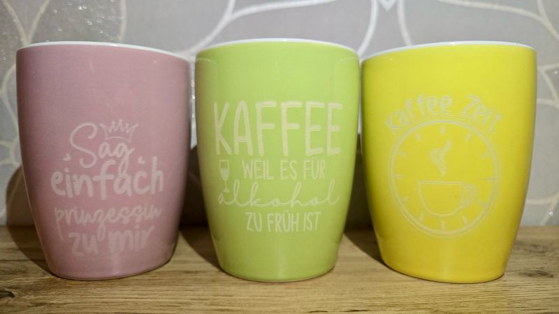 Tassen in verschieden Farben und Sprüchen Tassen in verschieden Farben und Sprüchen