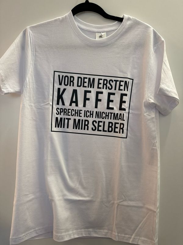 T-Shirt weiß " VOR DEM ERSTEN KAFFEE SPRECHE ICH NICHTMAL MIT MIR SELBER"