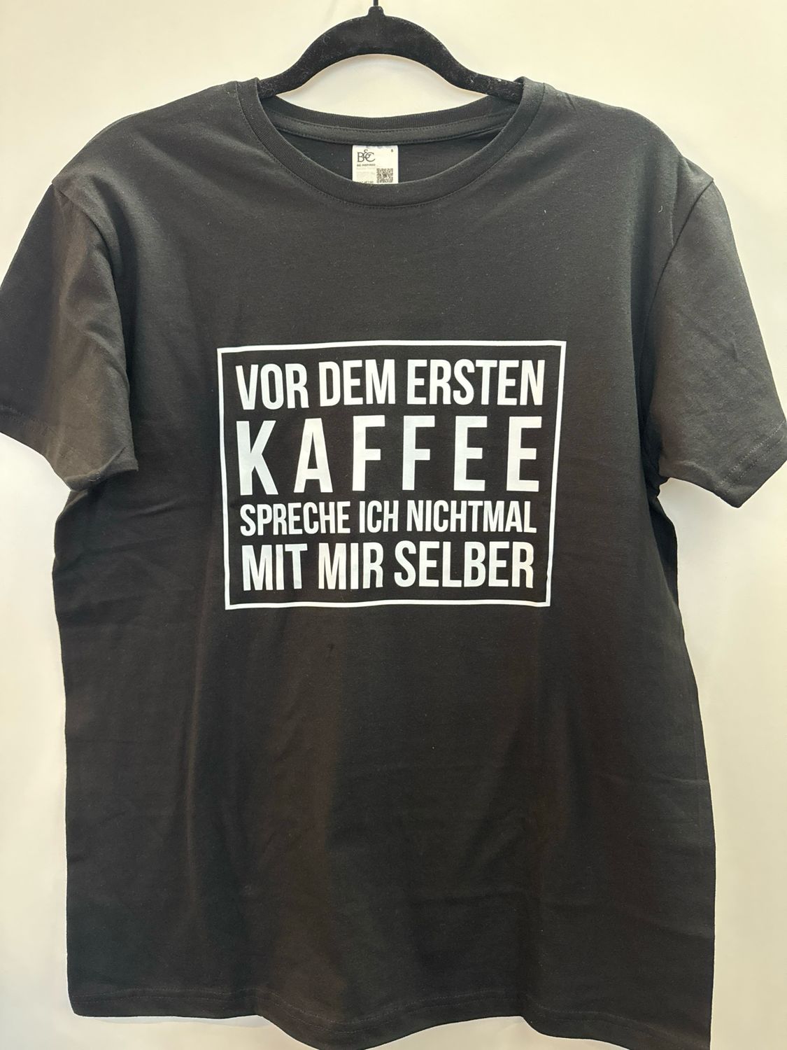 T-Shirt schwarz T-Shirt schwarz " VOR DEM ERSTEN KAFFEE SPRECHE ICH NICHTMAL MIT MIR SELBER"