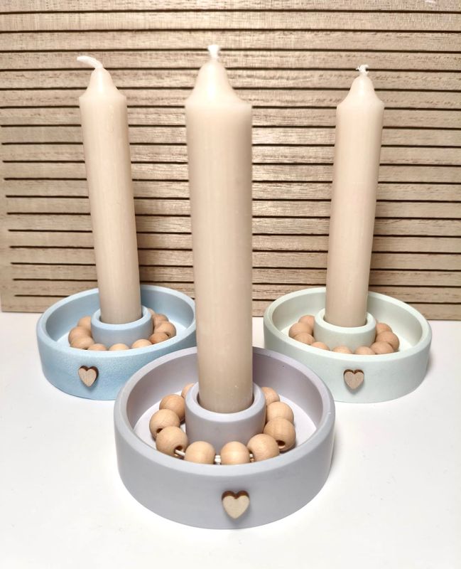 Kleiner Kerzenhalter mit Holzperlen, bunt Kleiner Kerzenhalter mit Holzperlen, bunt