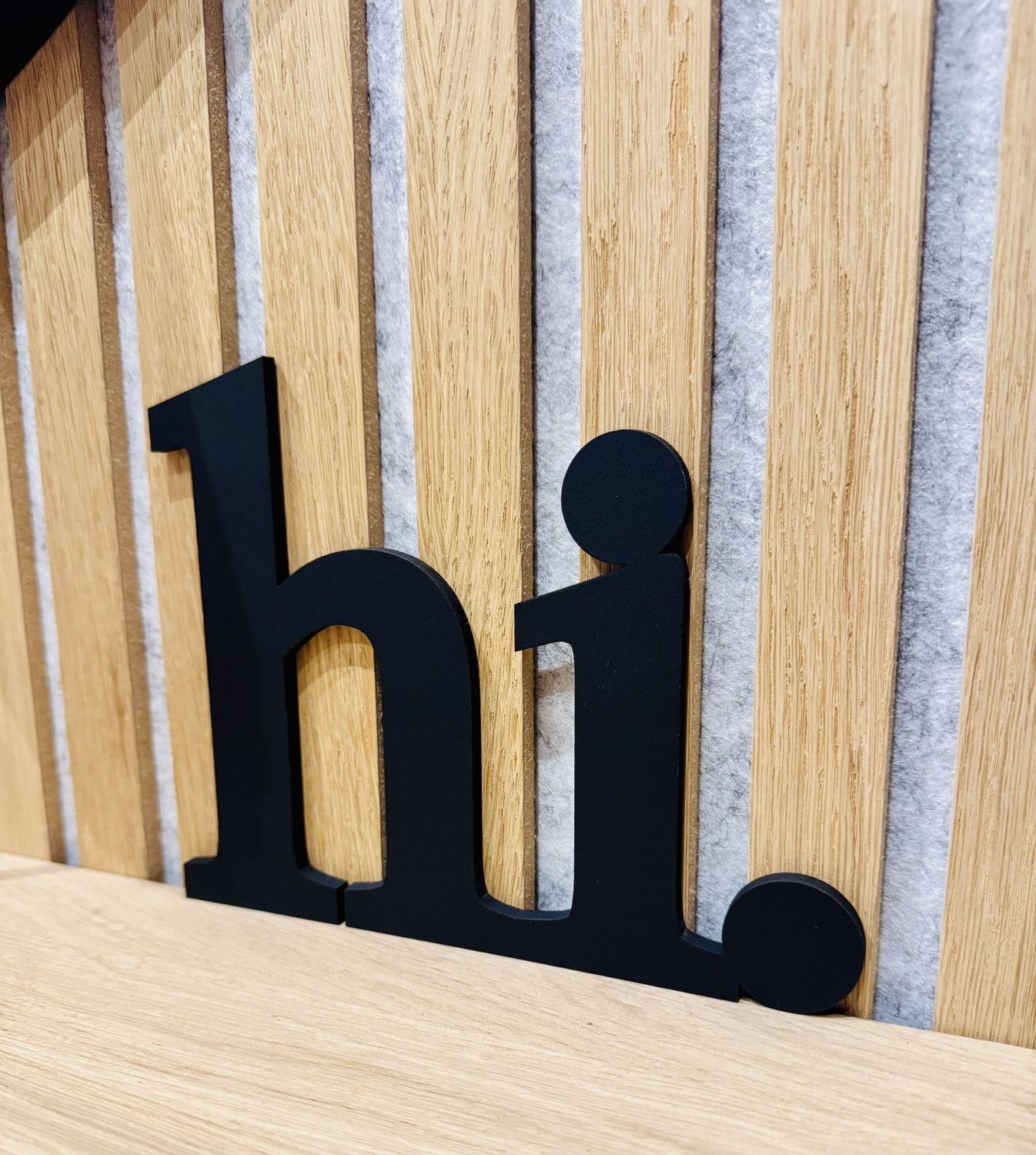 Schriftzug Schriftzug "hi."