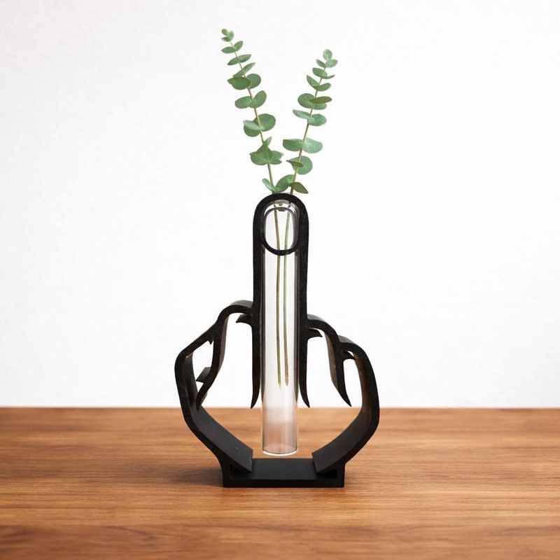 Vase Mittelfinger