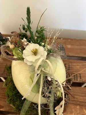 Straußenei auf Kranz