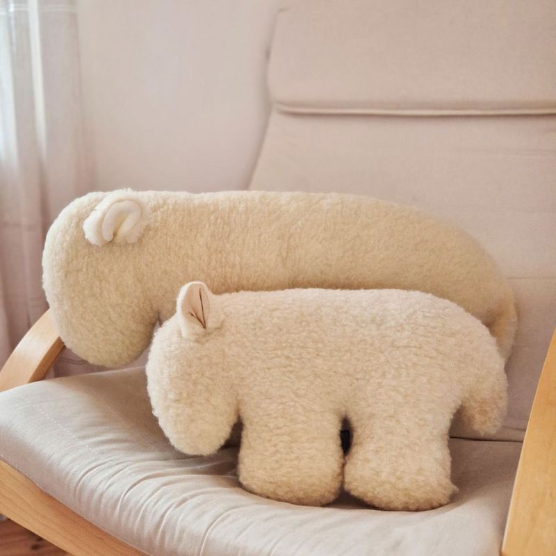 SANA Kuscheltier Schmuse- & Still-Kissen Deko weiche Merino Schurwolle gross SANA Kuscheltier Schmuse- & Still-Kissen Deko weiche Merino Schurwolle gross