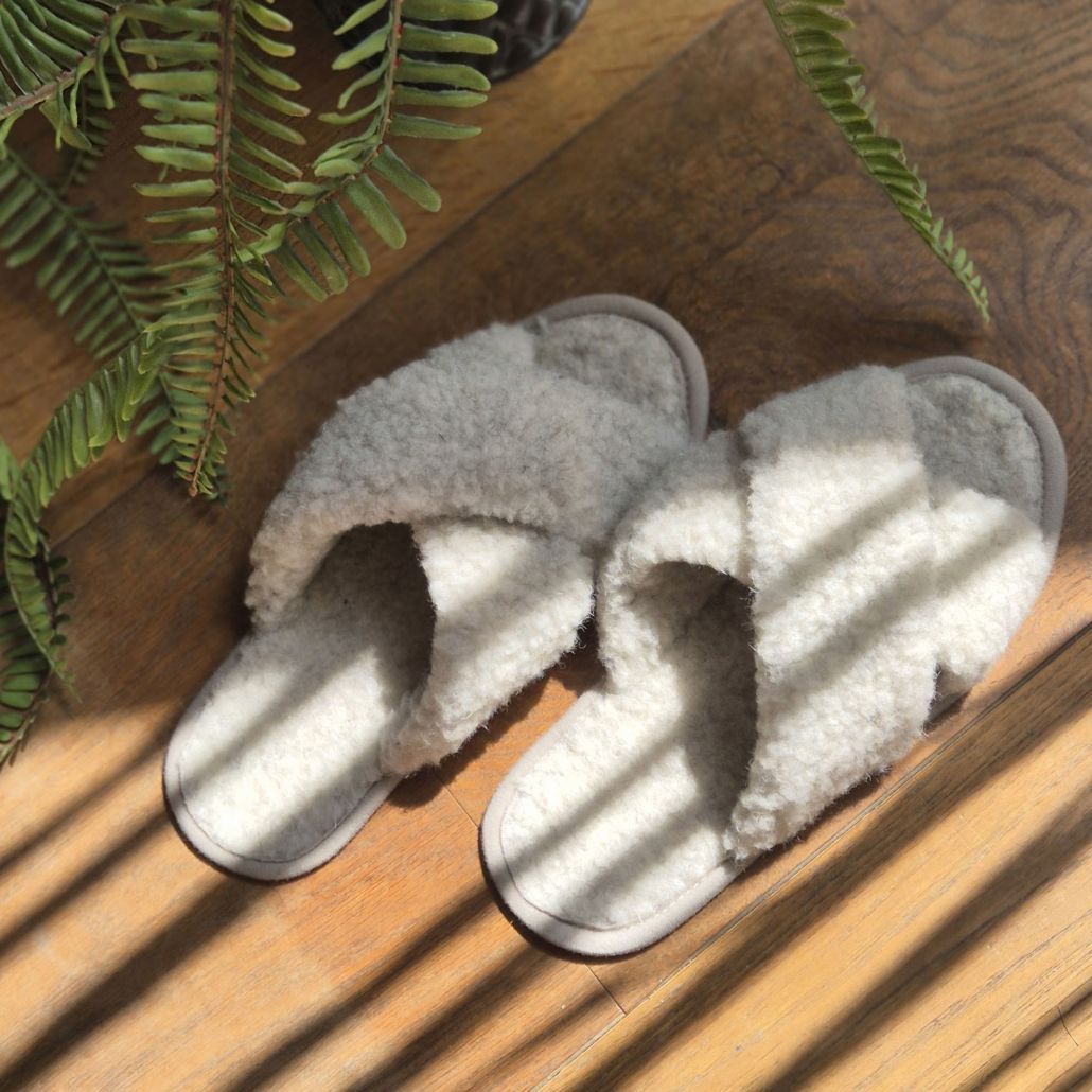 TILLI stilvoll Schlappen Pantoffeln Slipper Licht-Grau