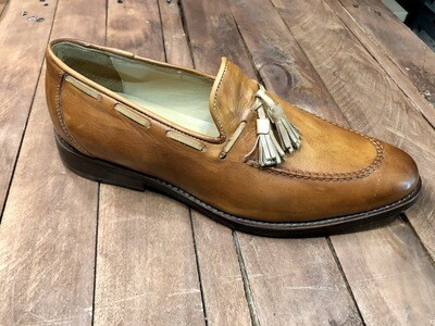 Scarpa Mocassino uomo fatta a mano in pelle con nappine. Scarpa Mocassino uomo fatta a mano in pelle con nappine.