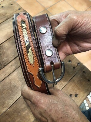 Cintura in cuoio con inserti di pelle di pitone. Cintura in cuoio con inserti di pelle di pitone.