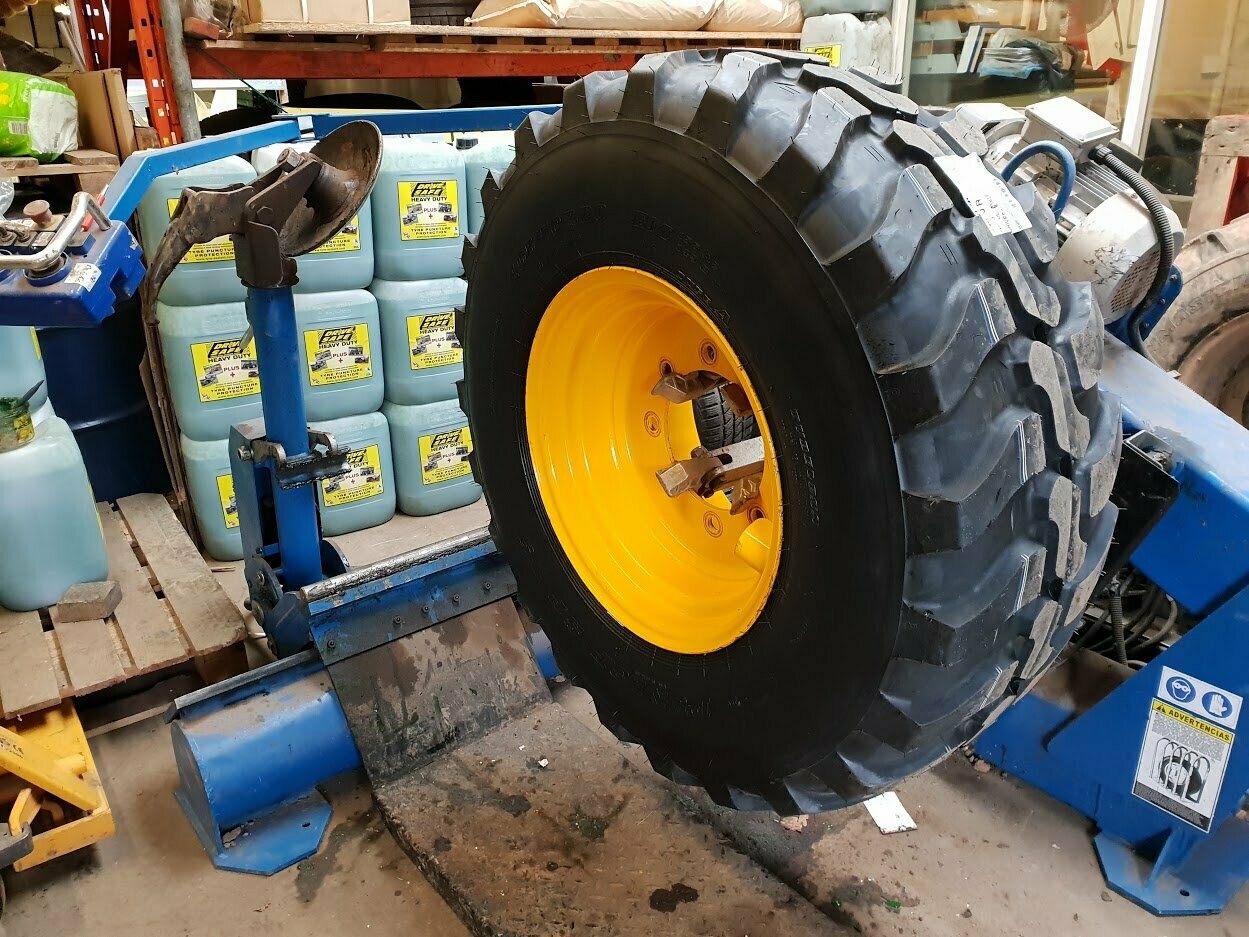 Dunlop Spt9 405 70r Tyres X4 On Jcb 8 Stud Wheels Dunlop Spt9 405 70r Tyres X4 On Jcb 8 Stud Wheels