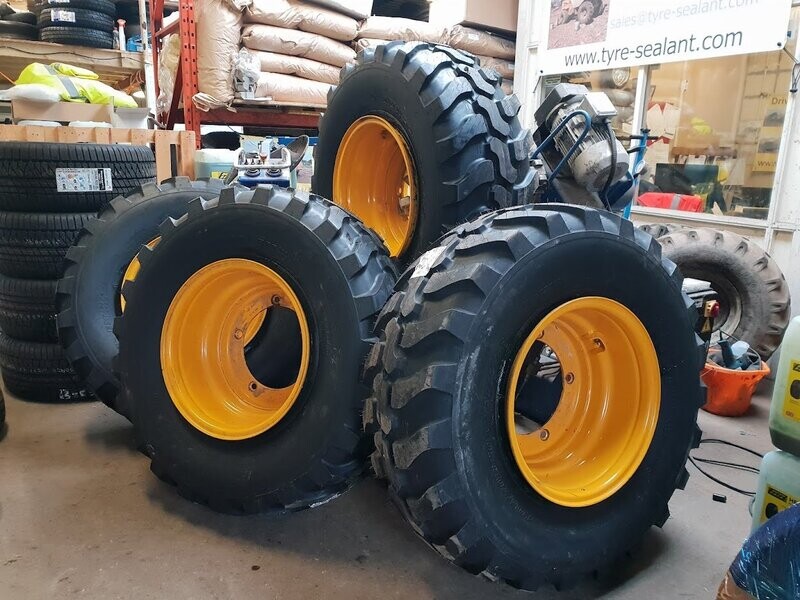 405/70R20 Dunlop SPT9 tyres x4 on JCB 5-stud wheels