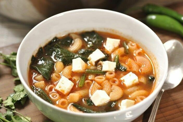 SOPA DE ESPINACA, FUSSILLI Y CHAMPIÑONES