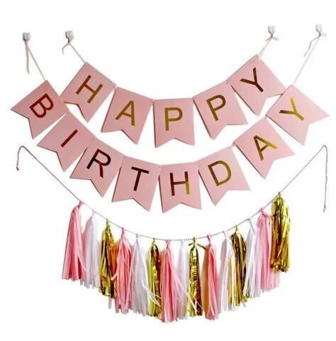 Happy birthday veggborði og dúskar/tassles. Bleikt, hvítt og gull.