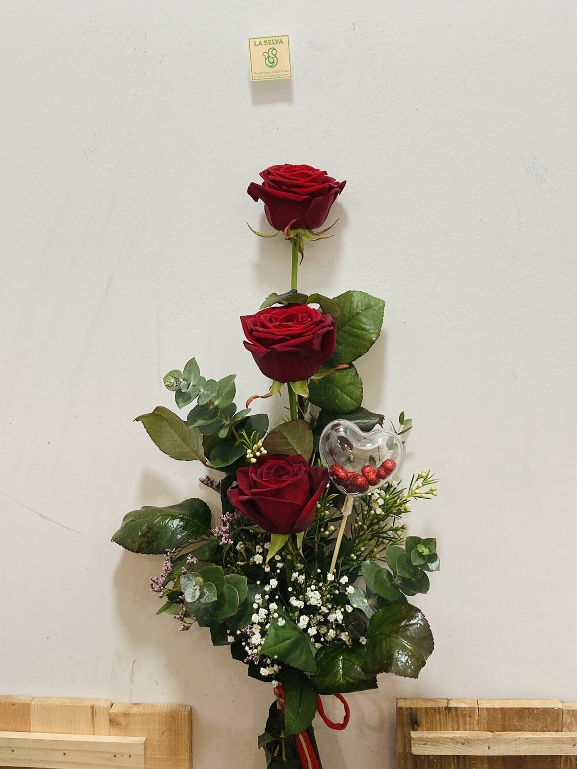 Ram de 3 roses vermelles.