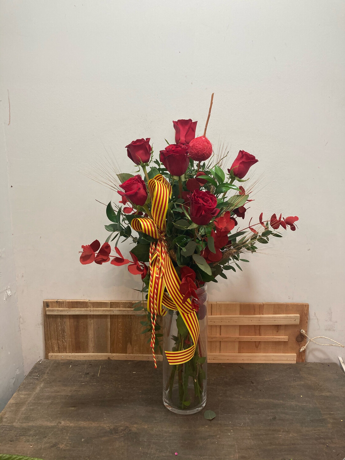 Ram de 6 Roses vermelles amb gerro de vidre i eucaliptus 