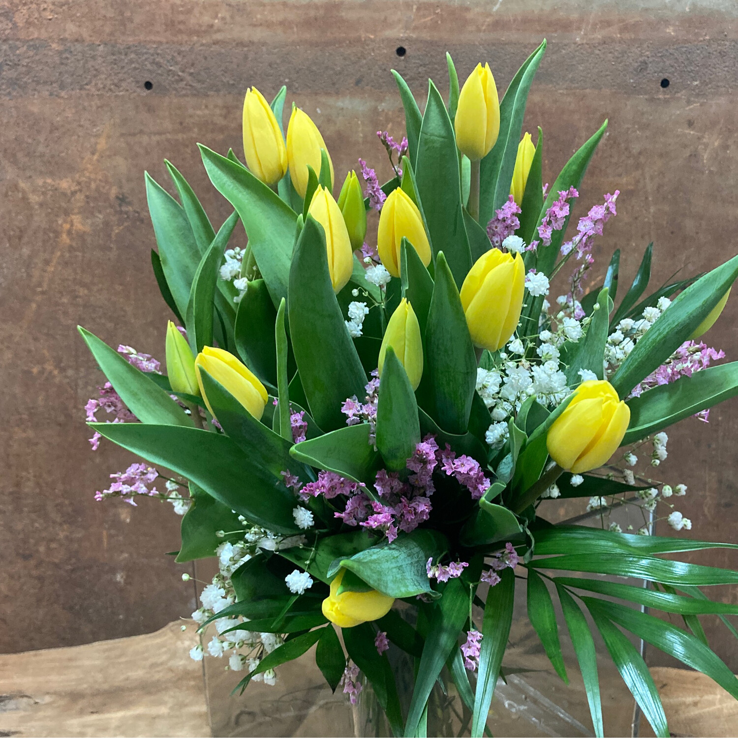 Ram de tulipans amb verd i paniculata o limonium