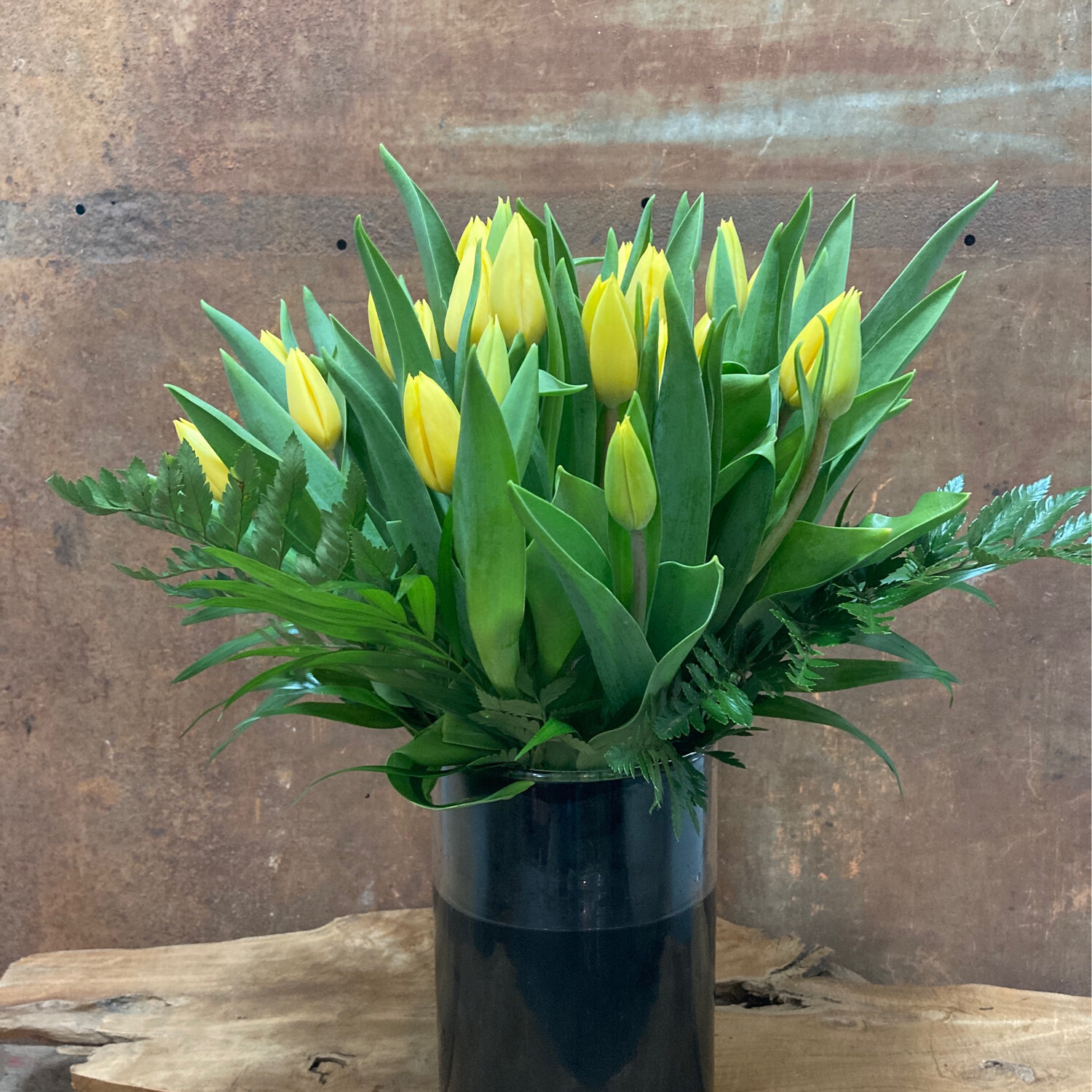 Ram de 30 tulipans amb gerro de vidre.