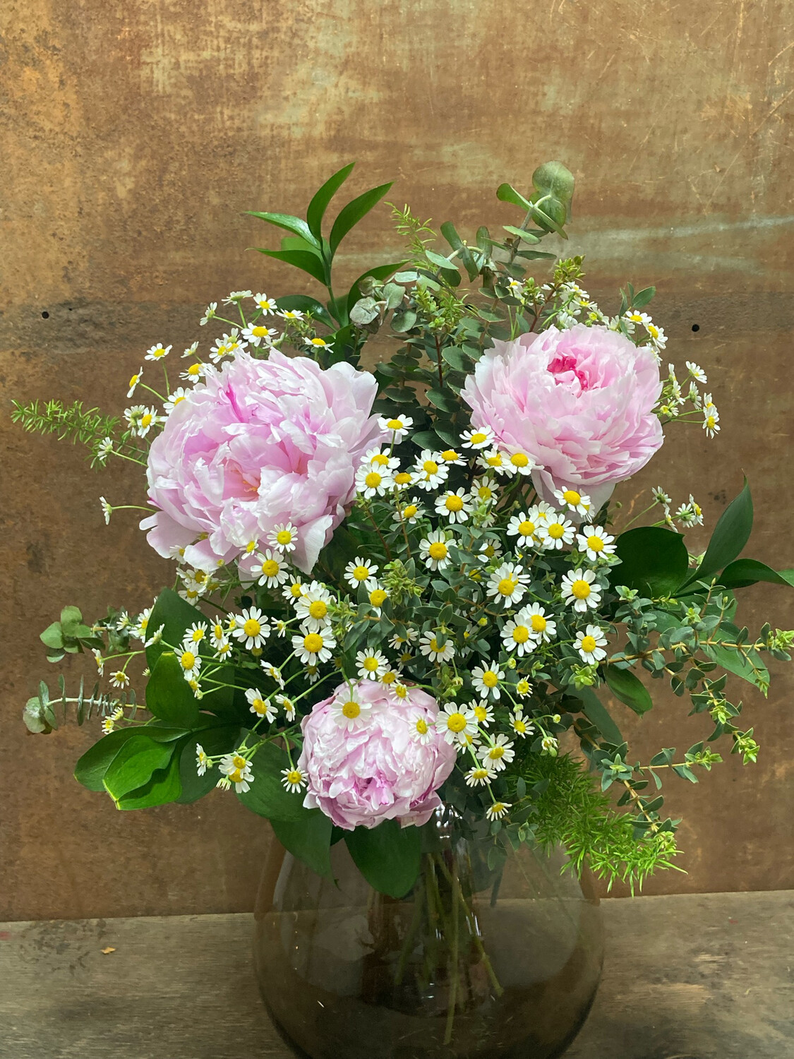 Ram de 6 peonies amb matricaria i eucaliptus 