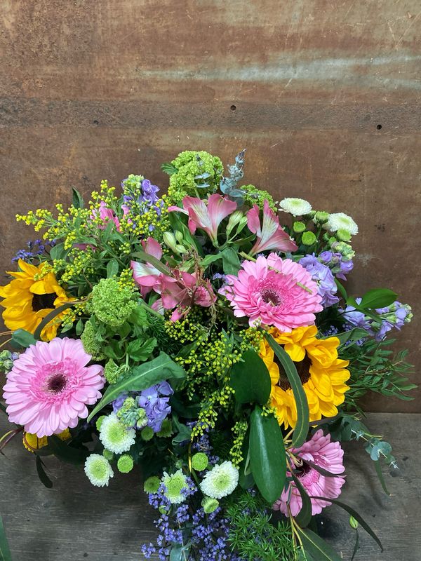 Centre de flors il.lusió amb gira-sols- lilium-gerbera i flor variada 