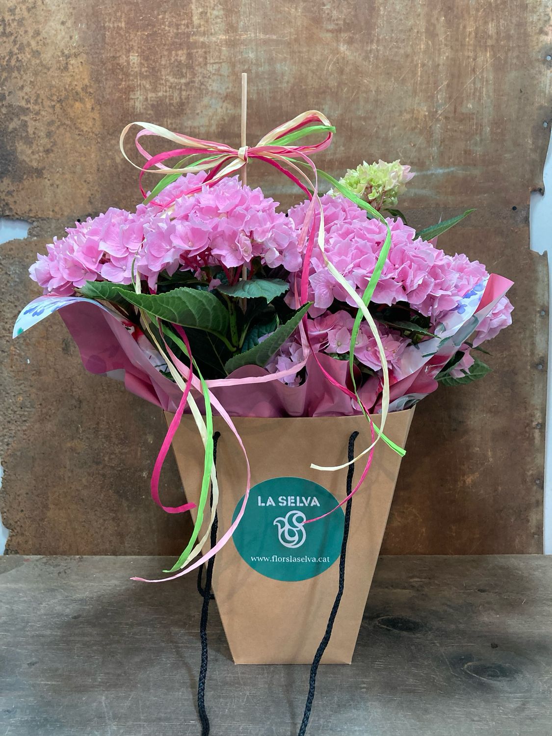 Hortènsia rosa amb bossa Kraft, mínim 6 flors