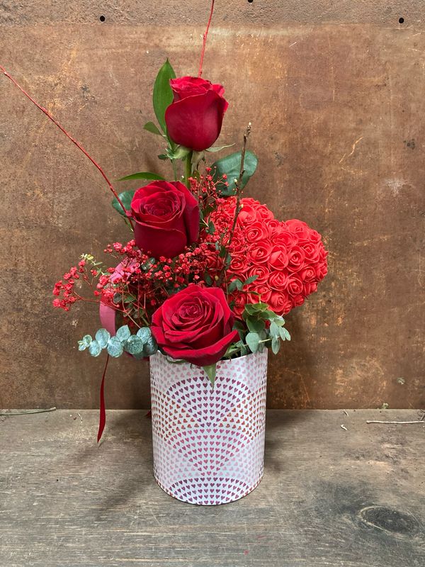 Caixa cor amb 3 roses vermelles i cor de roses goma