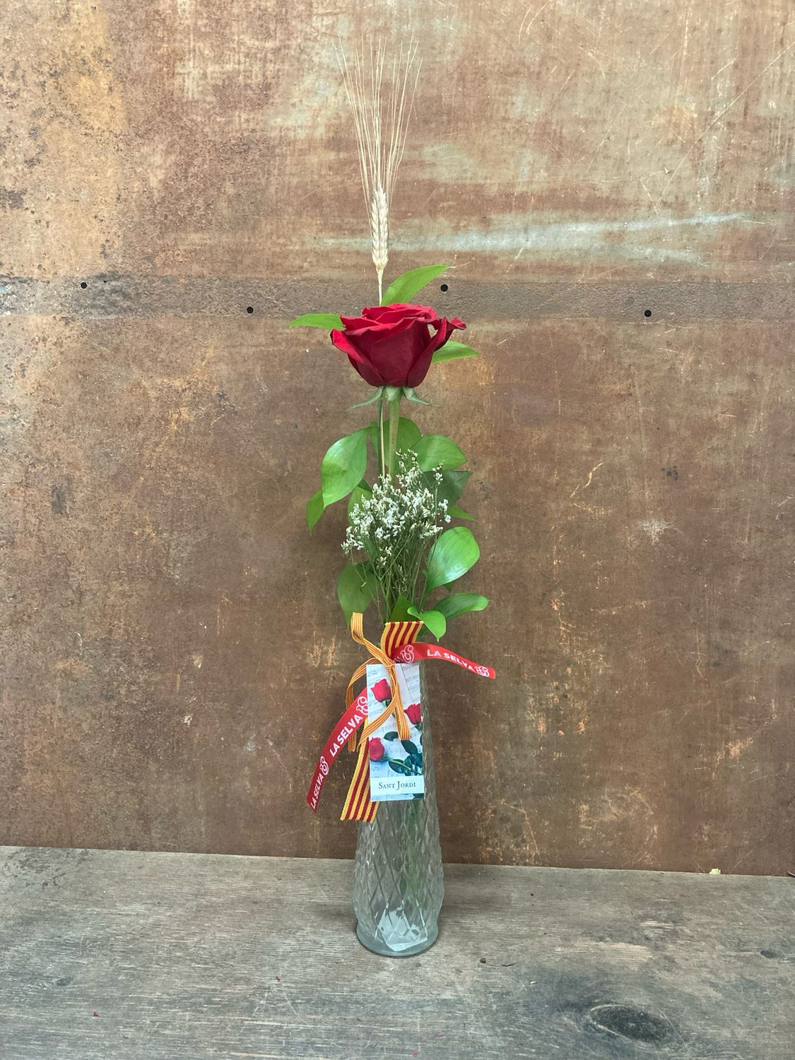 Rosa vermella Sant Jordi amb gerro de vidre i verds naturals