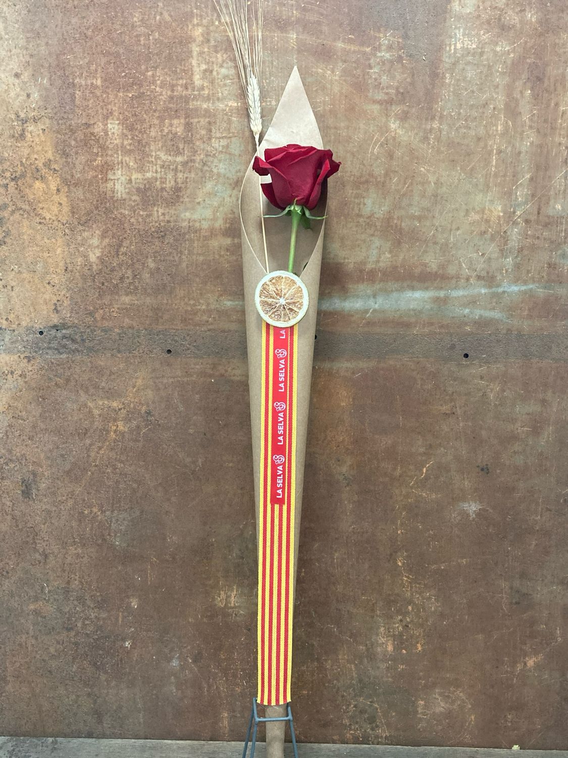 Rosa Sant Jordi. Rosa amb con de paper Kraft.Rosa de 80cm amb espiga. Pot variar la presentació.