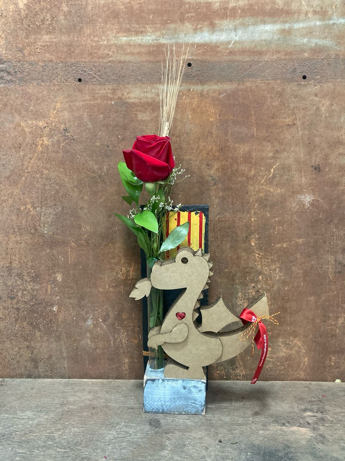 Rosa Sant Jordi amb drac de cartro amb peu de fusta amb frontal de pissarra 
